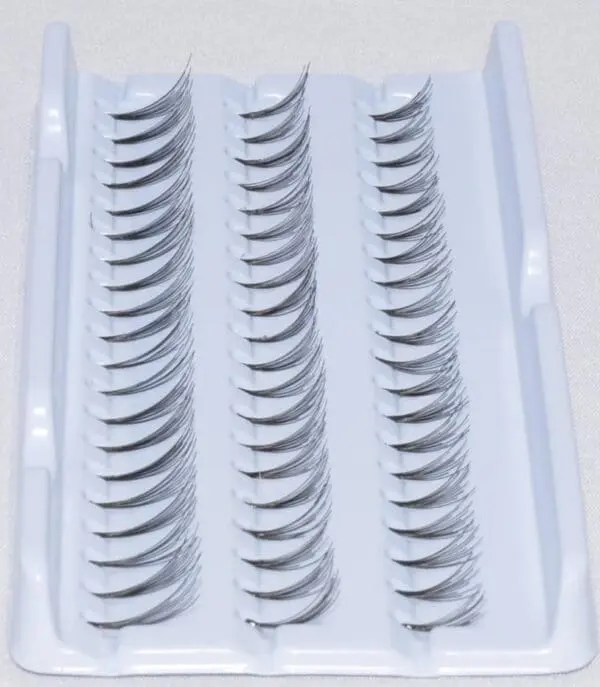 A tray of individual lashes in the middle of each row.