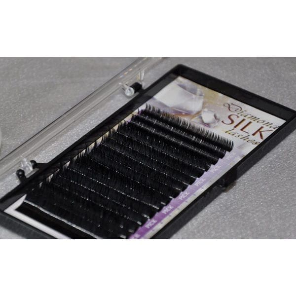 A box of silk lashes in the open.